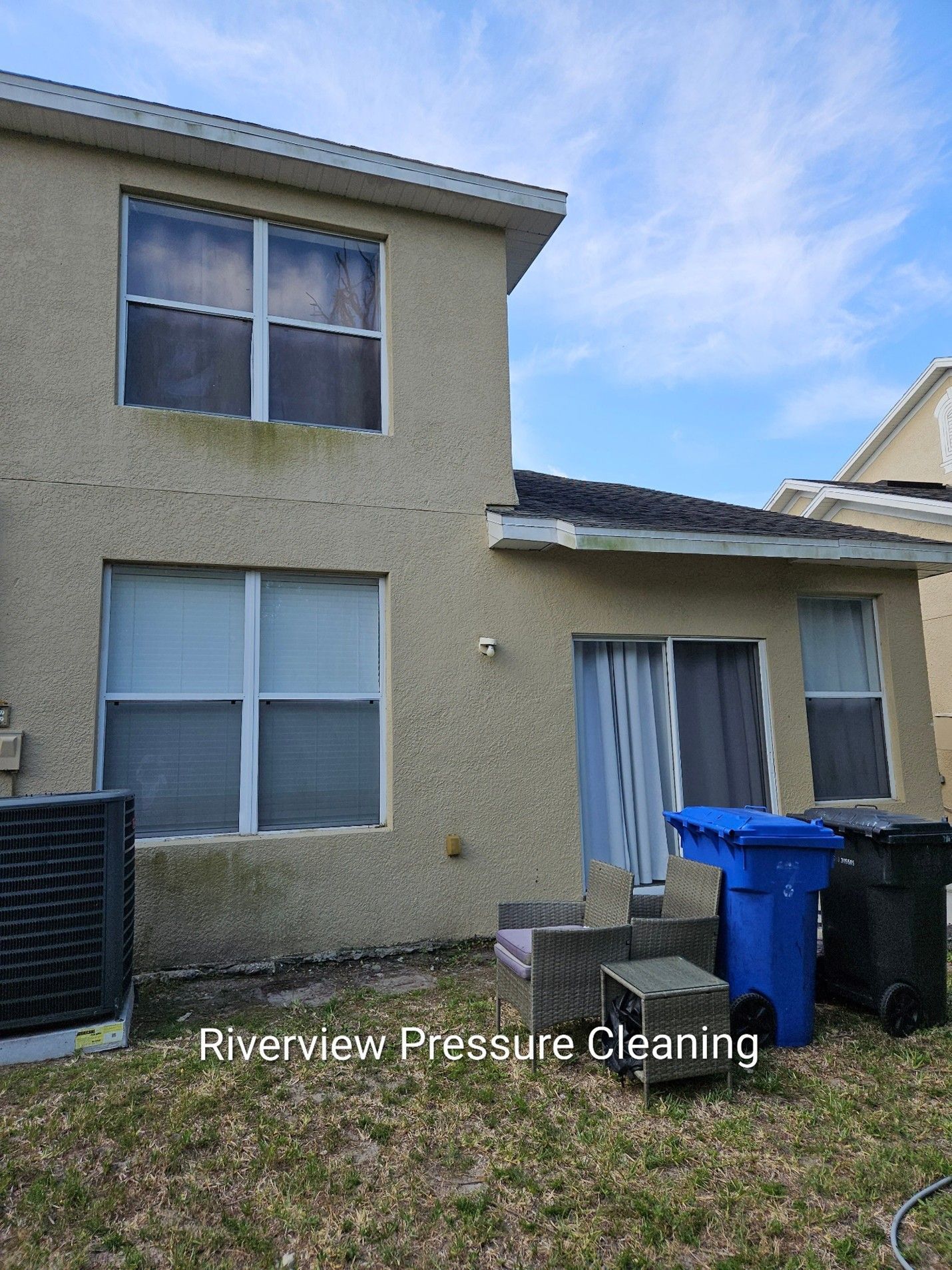 Townhouse in Riverview with algae and mildew buildup on walls and soffits before pressure washing