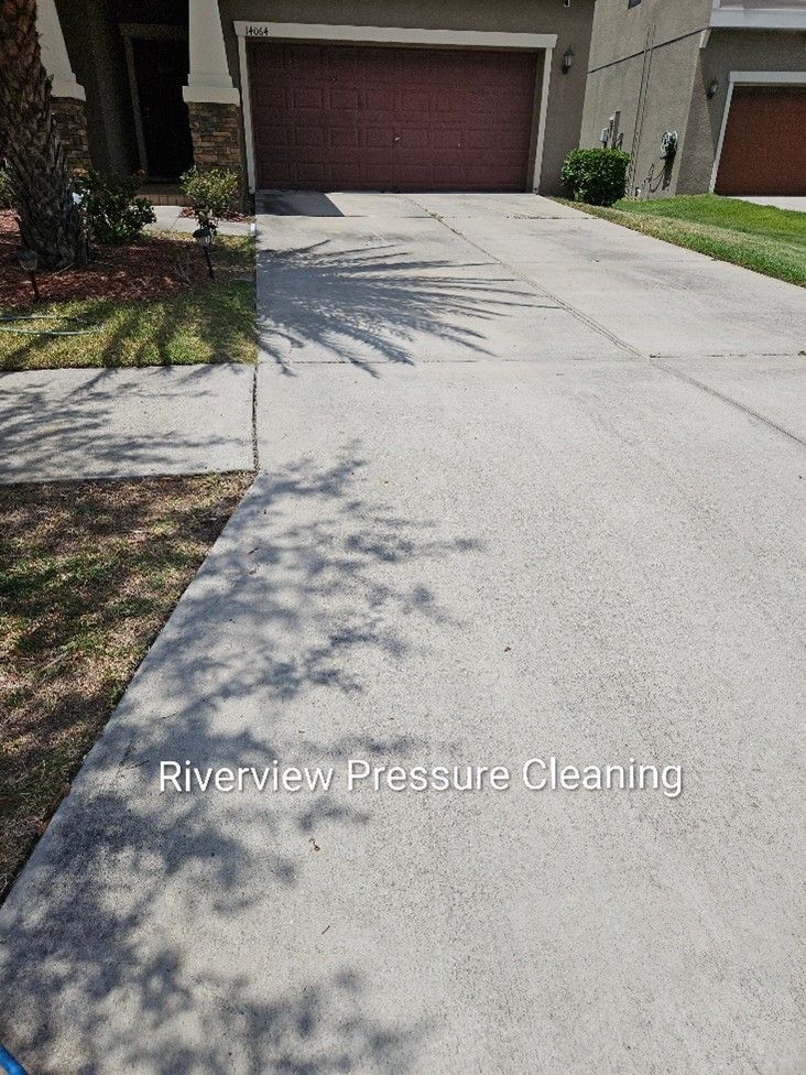 Clean house exterior and bright driveway after pressure washing service in Riverview FL