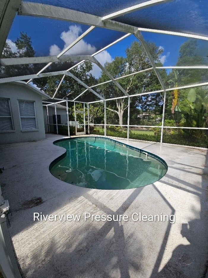 Dirty pool cage in Riverview with algae buildup on screens and mildew on deck
