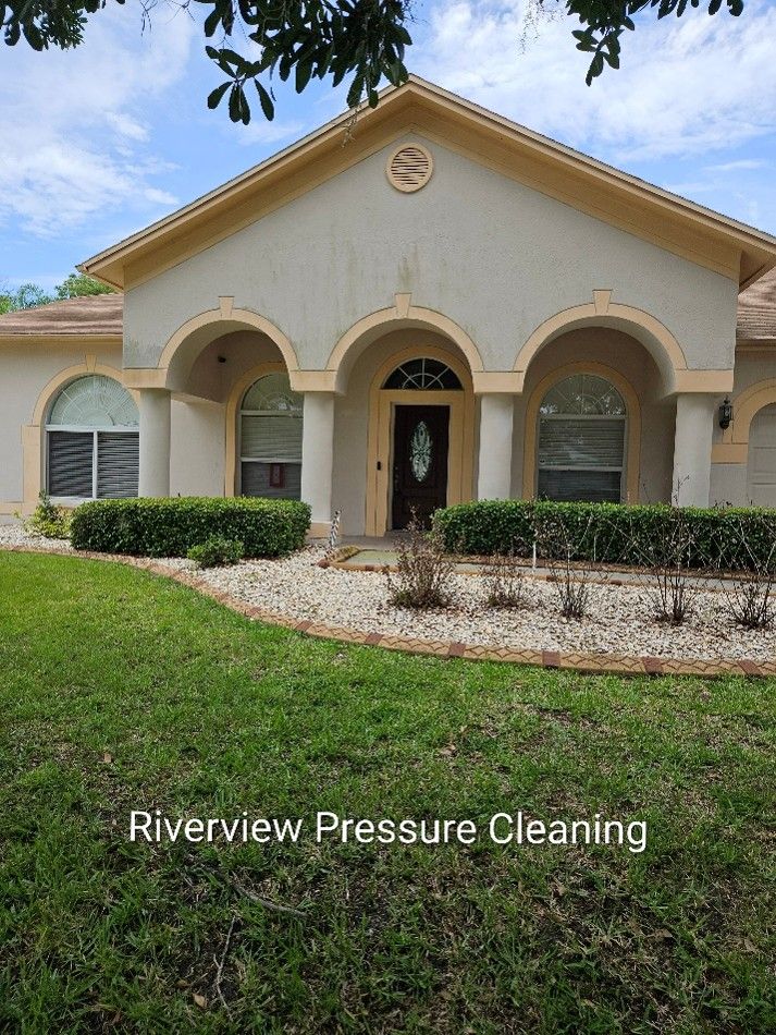 House in Riverview with mildew, algae, and dust buildup on walls, fascia, and front porch