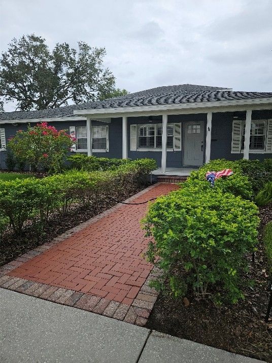 Clean paver driveway and freshly washed house exterior in South Tampa after pressure washing