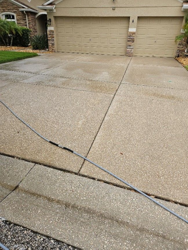 Driveway in Aberdeen Creek Riverview covered with algae, mildew, and dirt before professional pressure washing.