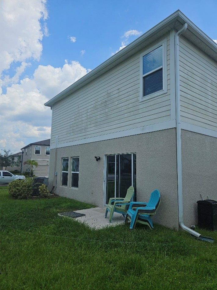 House in Riverview with algae and mildew buildup on walls, fascia, and windows before house washing