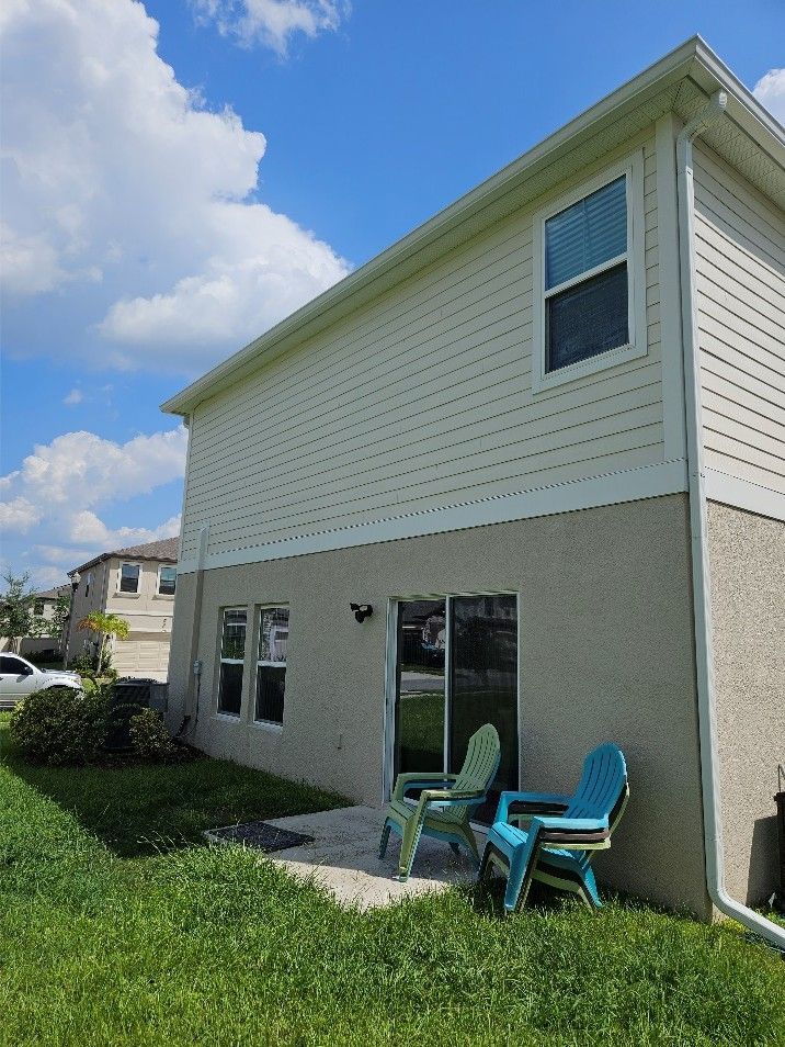Freshly cleaned house in Riverview after professional house pressure washing removed algae, mildew, and dirt