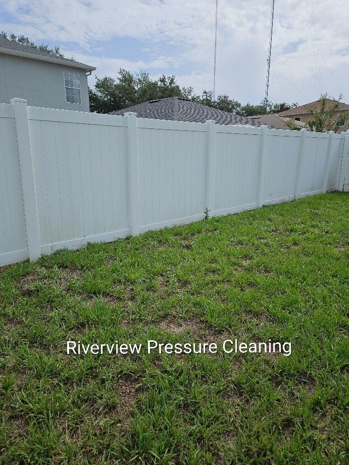 Vinyl fence in Riverview with algae, mildew, and dust before pressure washing