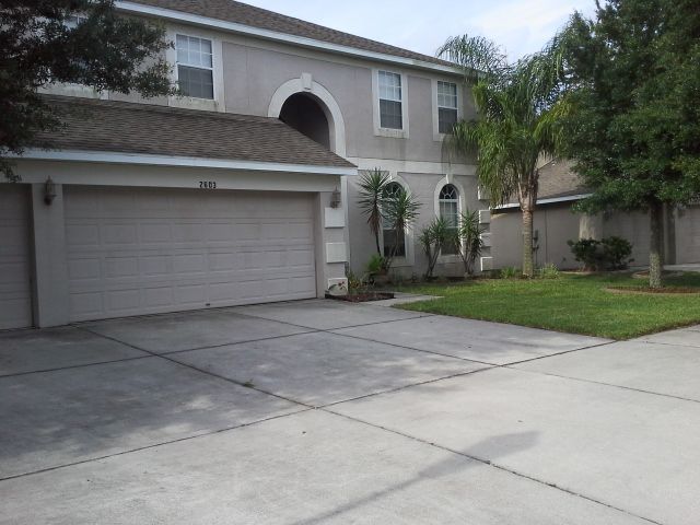 Before beginning a house pressure washing in Riverview, FL to remove algae under windows