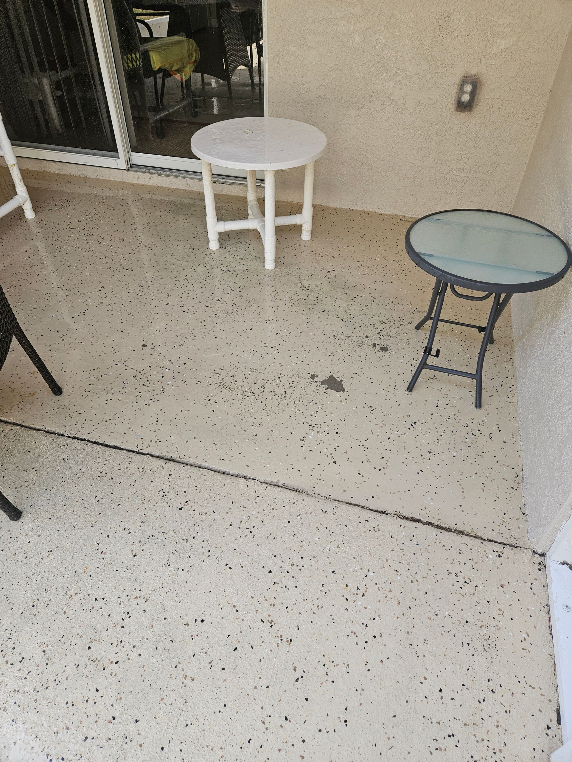 Lanai pressure washing in Lithia, Fl to remove mold