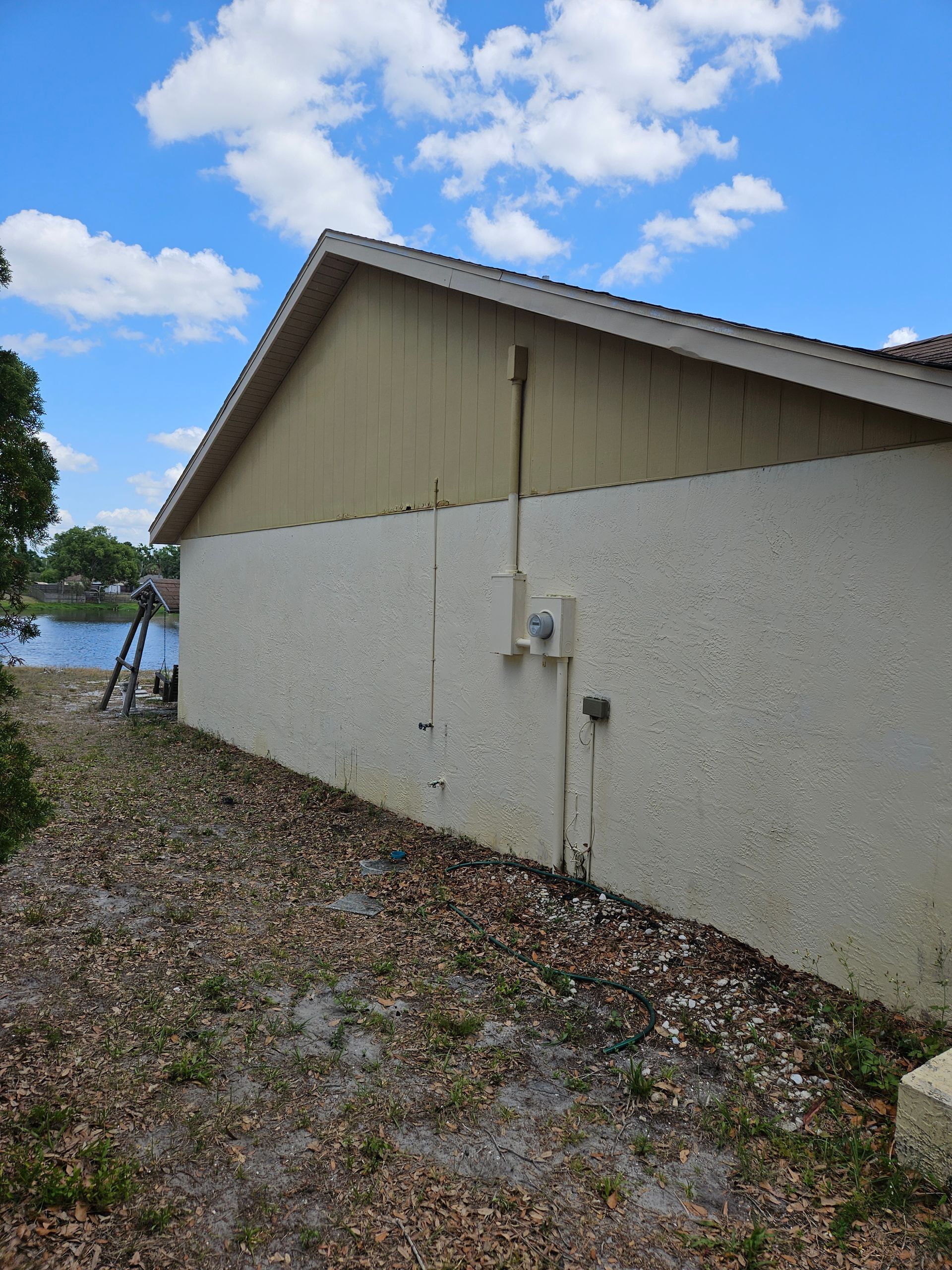 A clean house in Riverview, FL after pressure washing