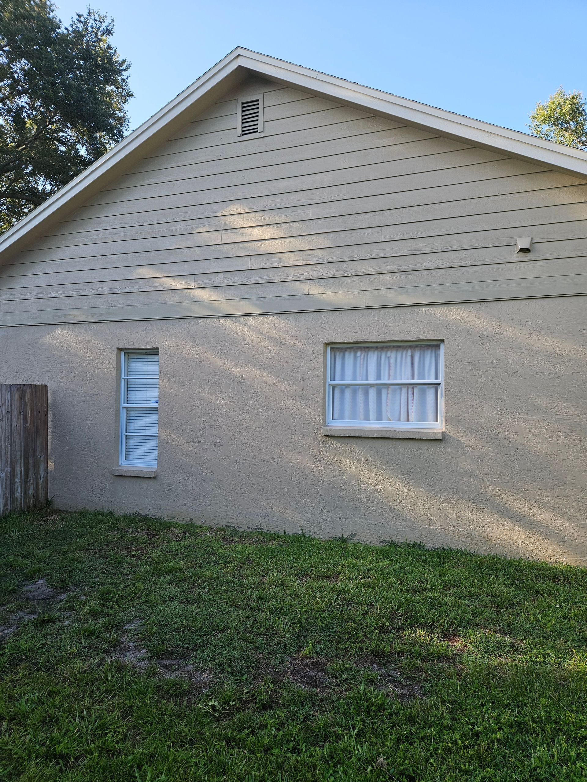 Riverview house pressure washing