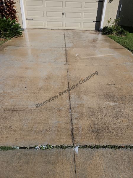 Driveway pressure washing in Apollo Beach