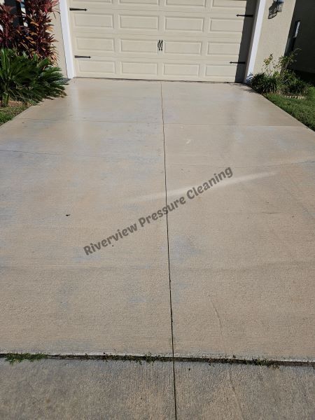 Driveway pressure washing in Apollo Beach