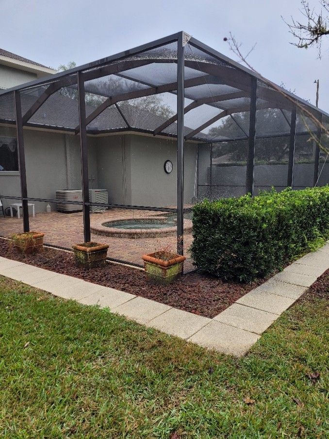 Before and after pool cage cleaning removing algae from screens