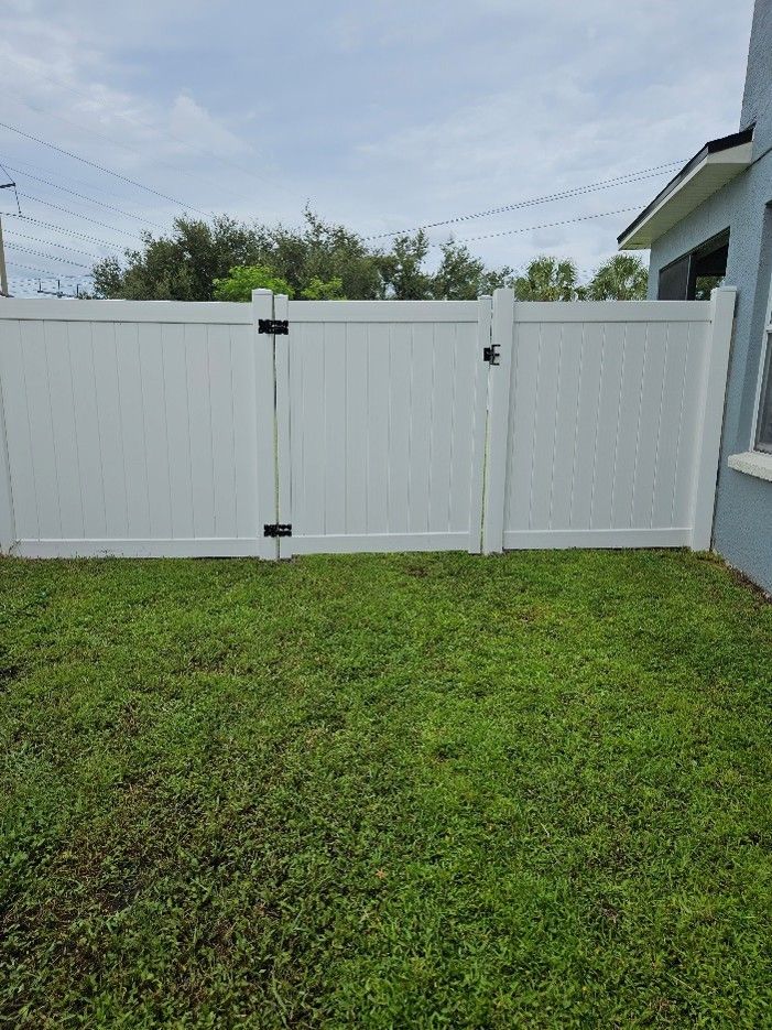 White vinyl fence cleaned after algae and mildew removal