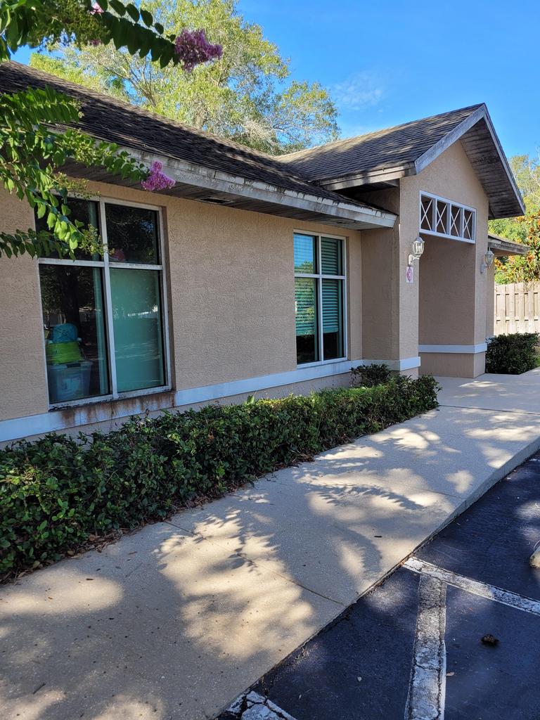 Commercial building pressure washing in Tampa, FL