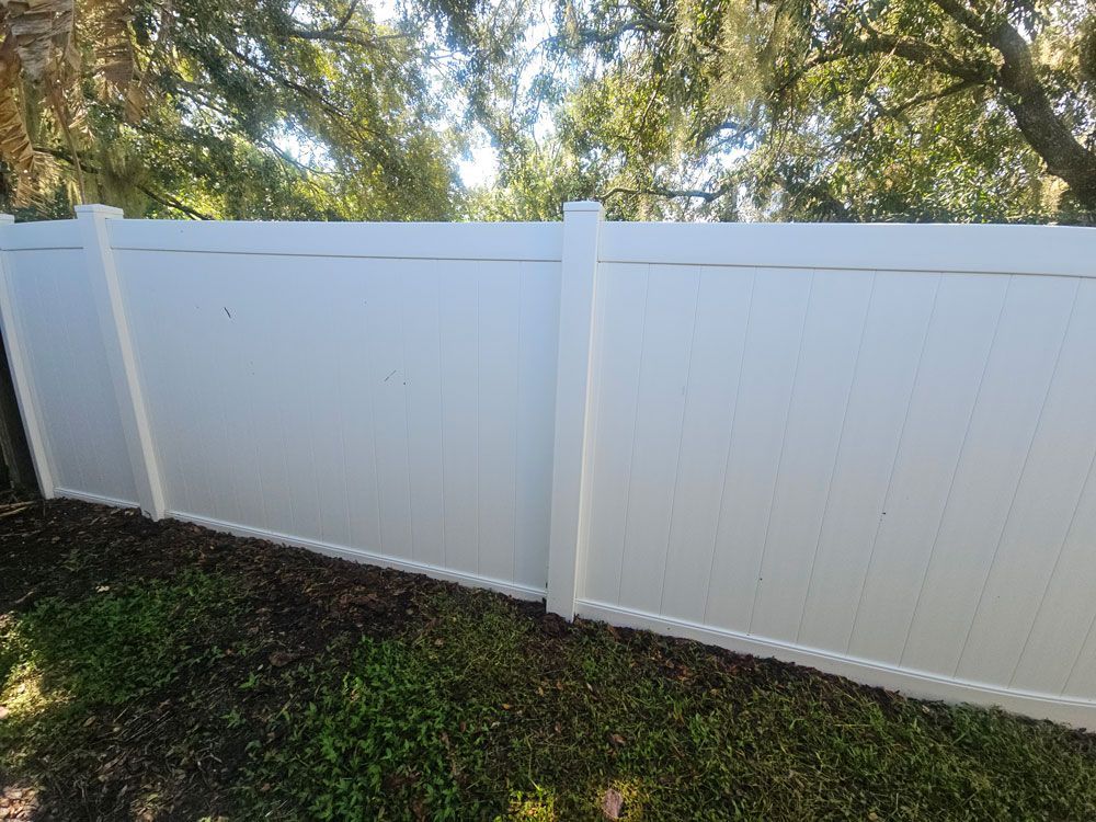 Cleaned vinyl fence after pressure washing in Brandon, FL