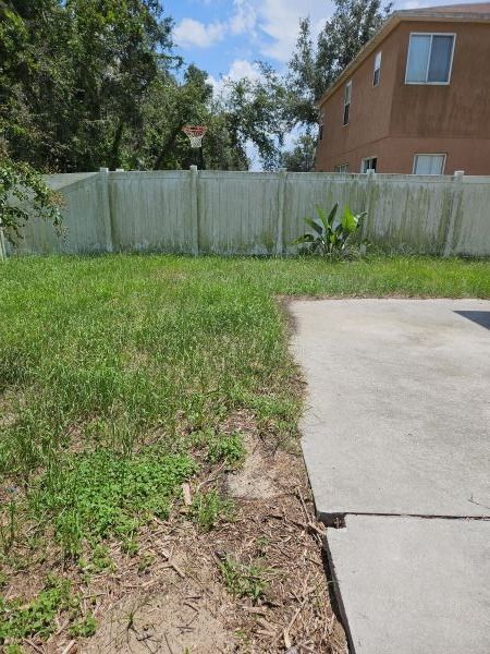 Cleaning vinyl fence to remove green algae and mold in Riverview FL