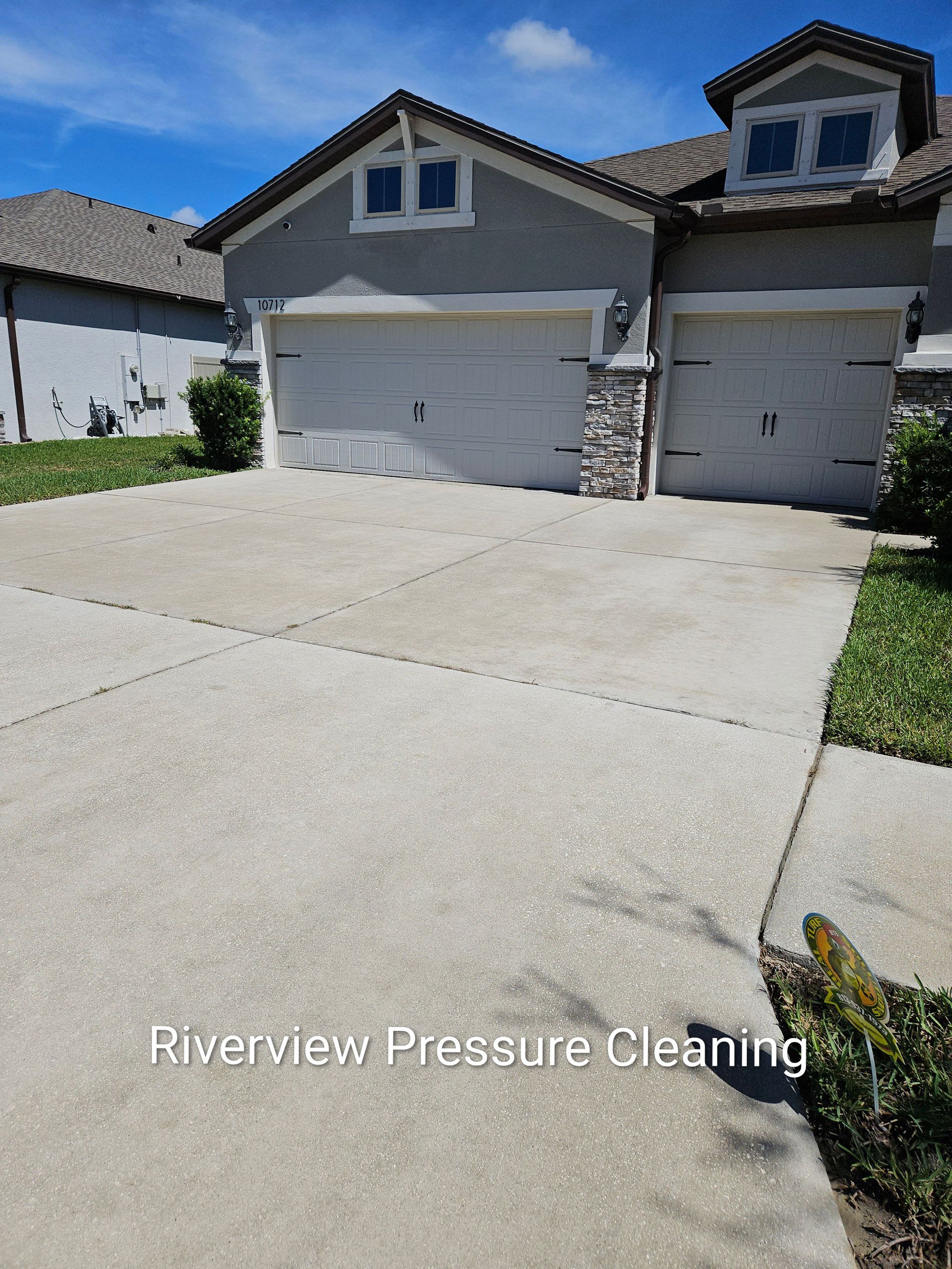 Clean driveway and house exterior after pressure washing in Ventana Riverview FL
