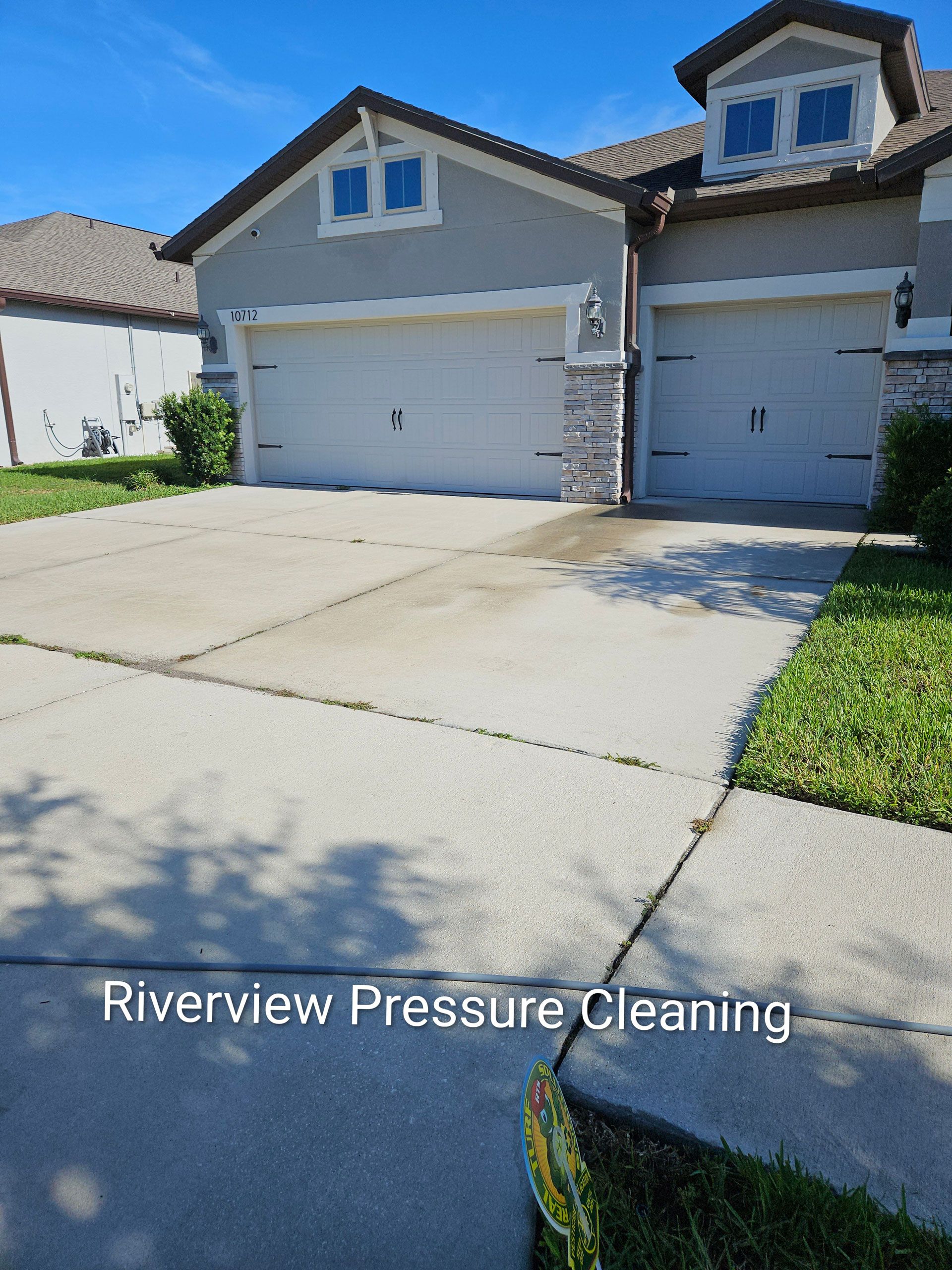 Driveway and house exterior with algae, dust, and bug buildup in Ventana Riverview FL
