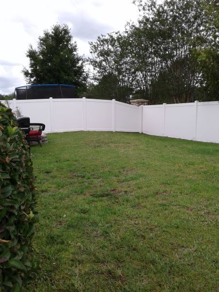 White vinyl fence after professional cleaning in Ruskin FL