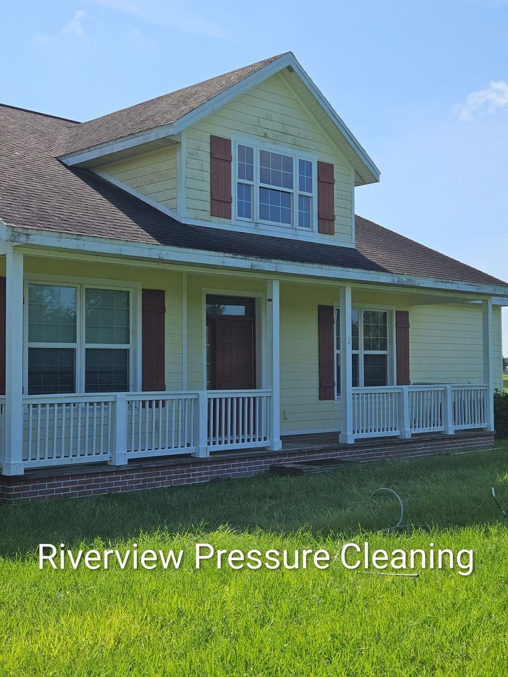 House in Wimauma FL with heavy algae and mildew buildup before pressure washing