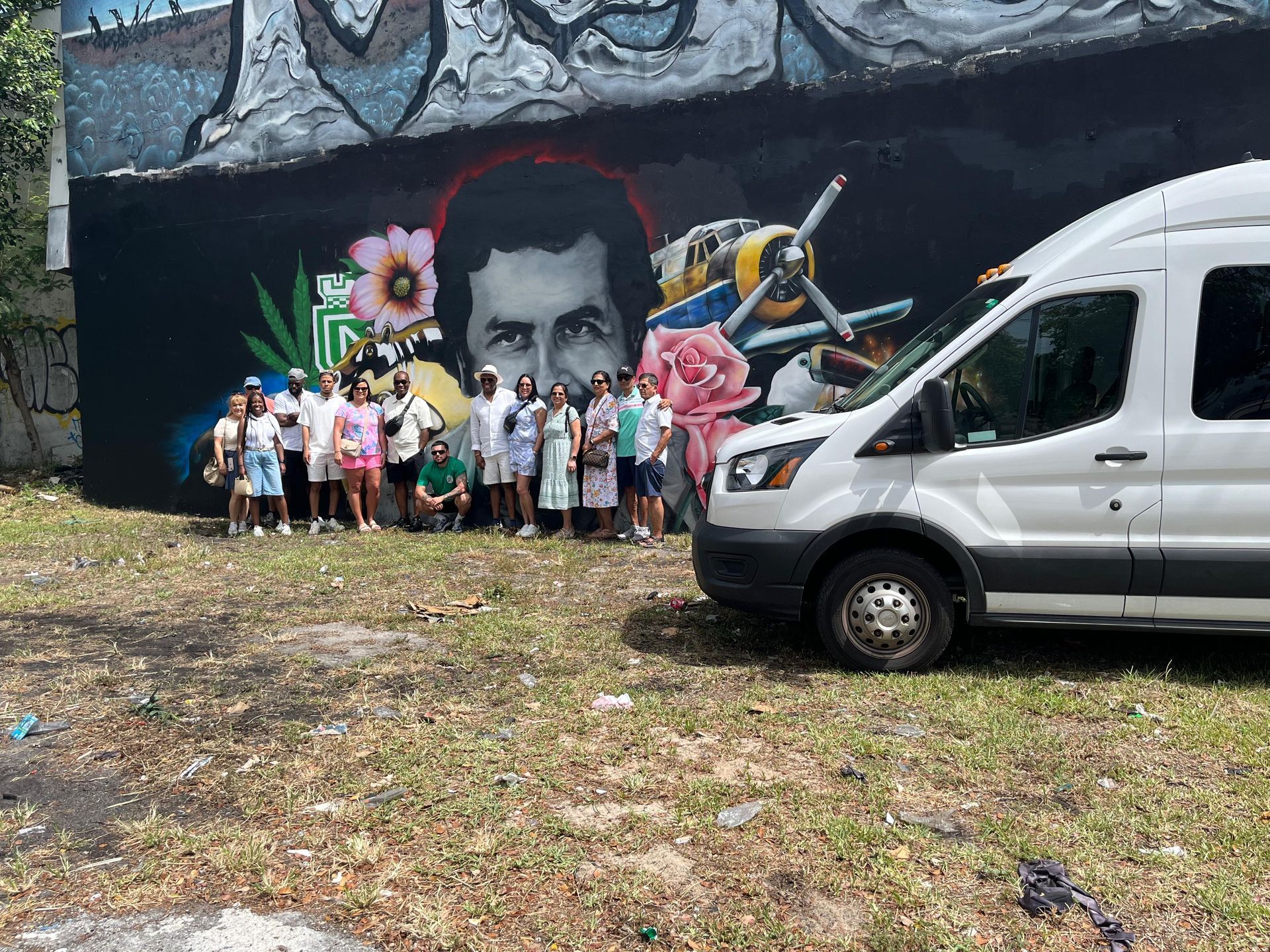 Wynwood walls guia con los pasageros tirandose photos