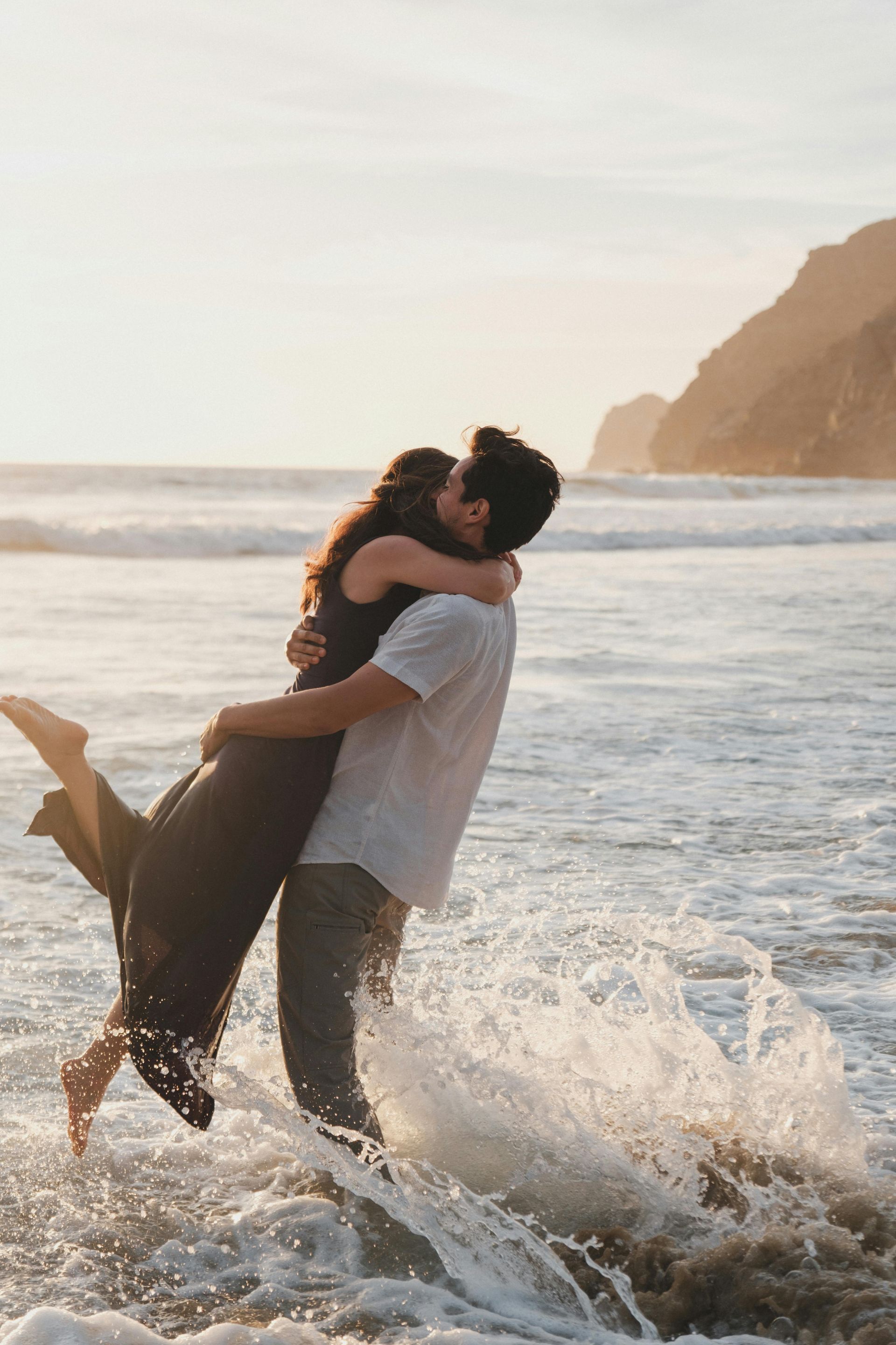 coppia romantica sulla spiaggia