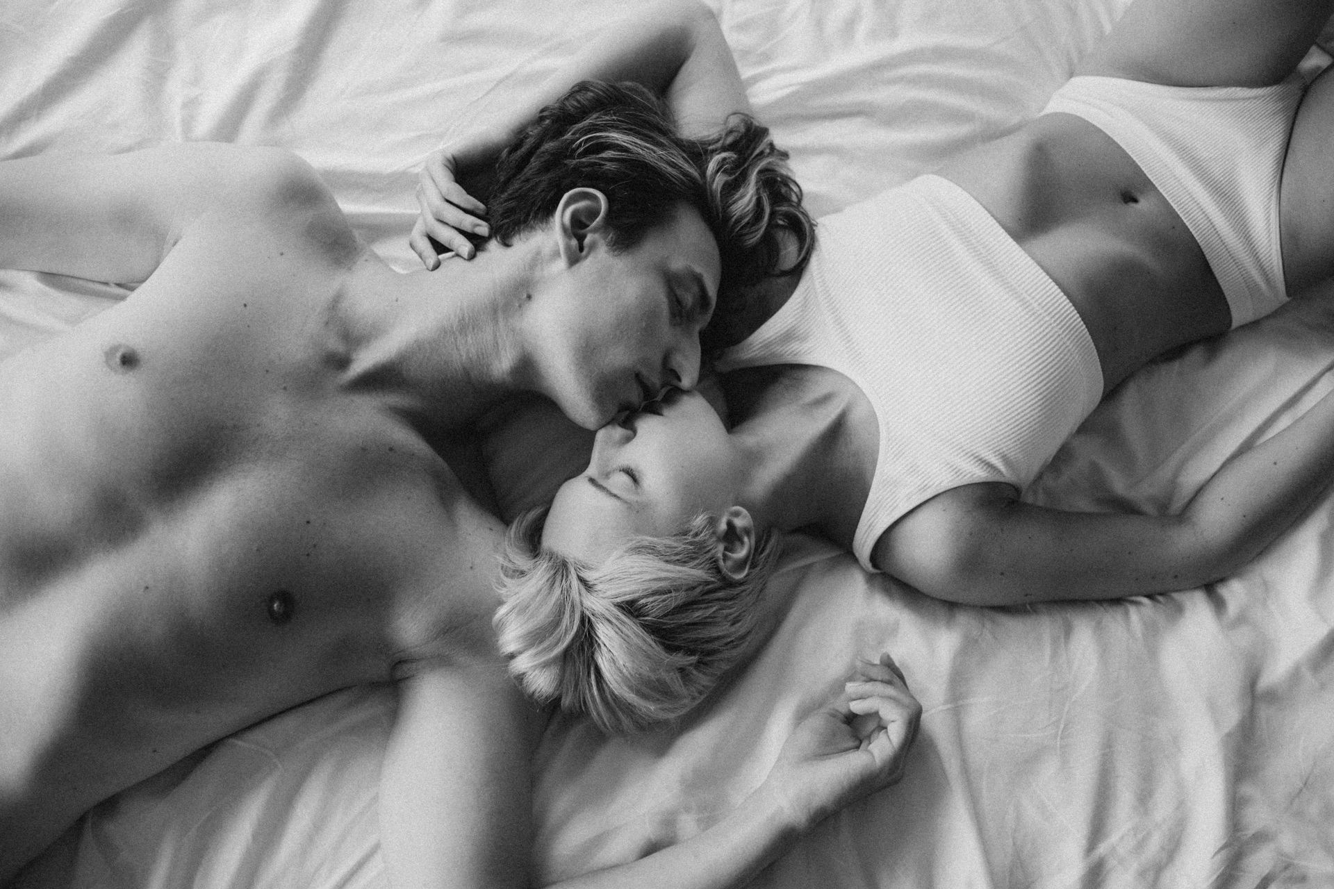 coppia che si bacia a letto