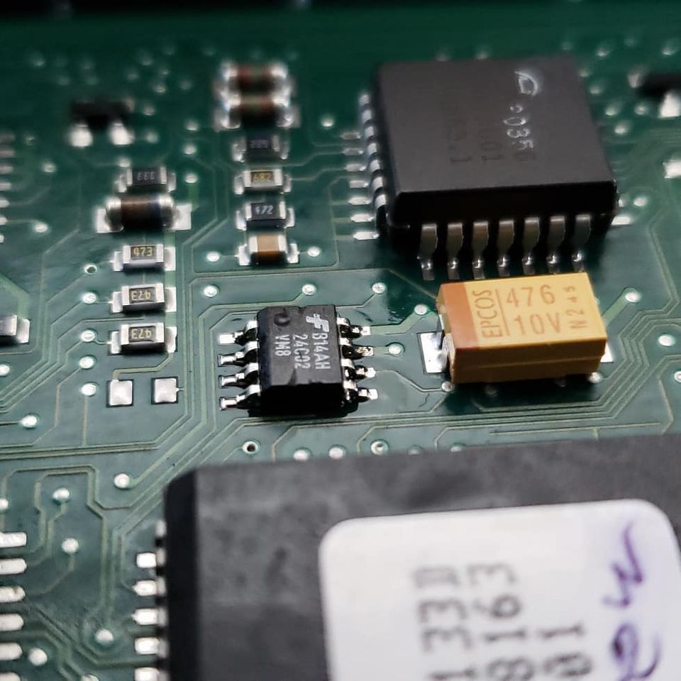 A close up of a motherboard with a chip that says s476 on it