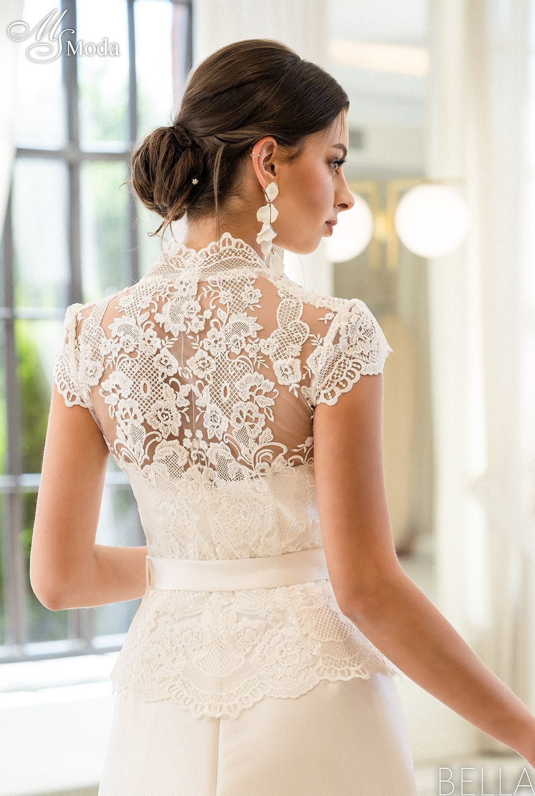 abito da sposa pizzo sulla schiena