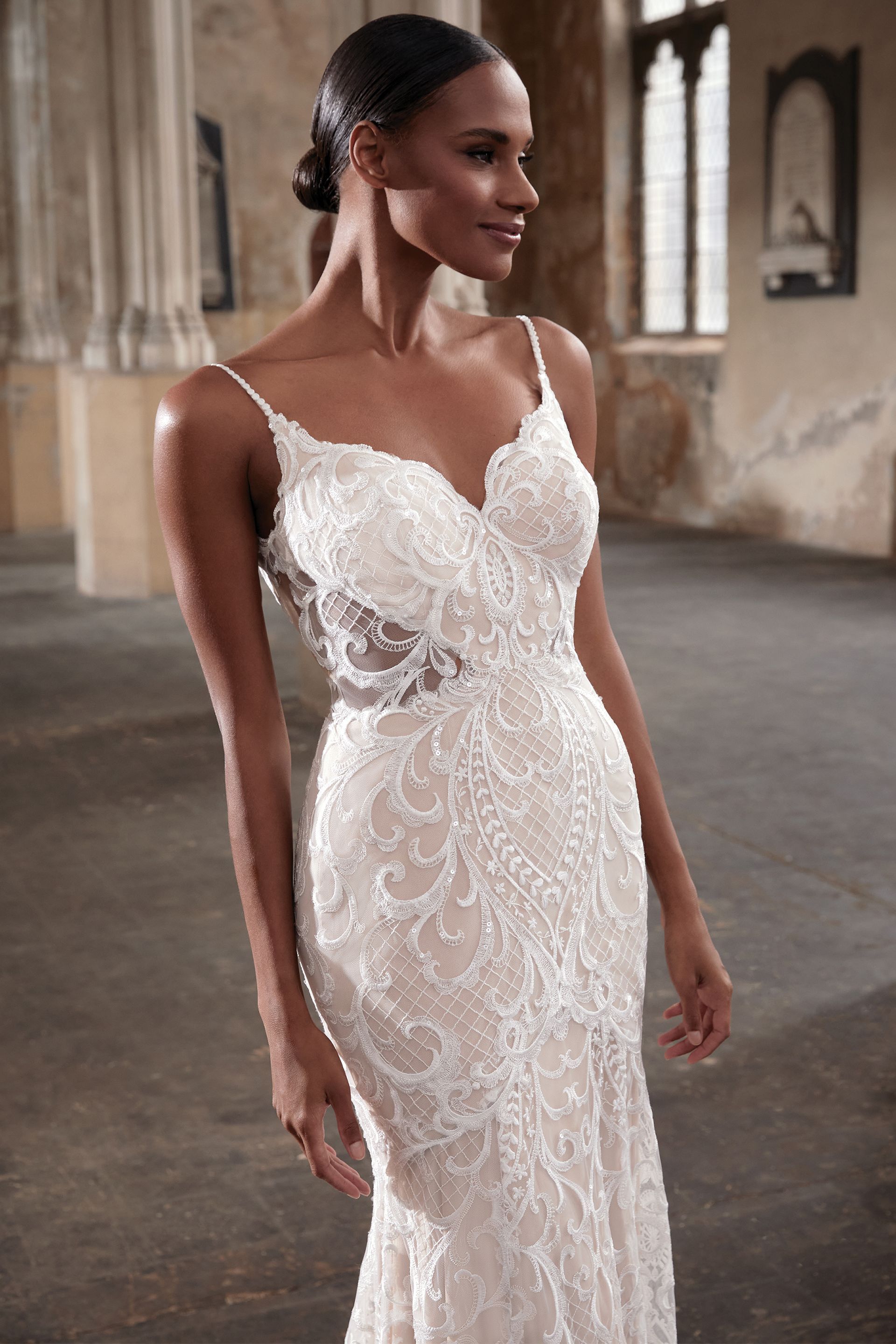 abito da sposa con pizzo sui fianchi