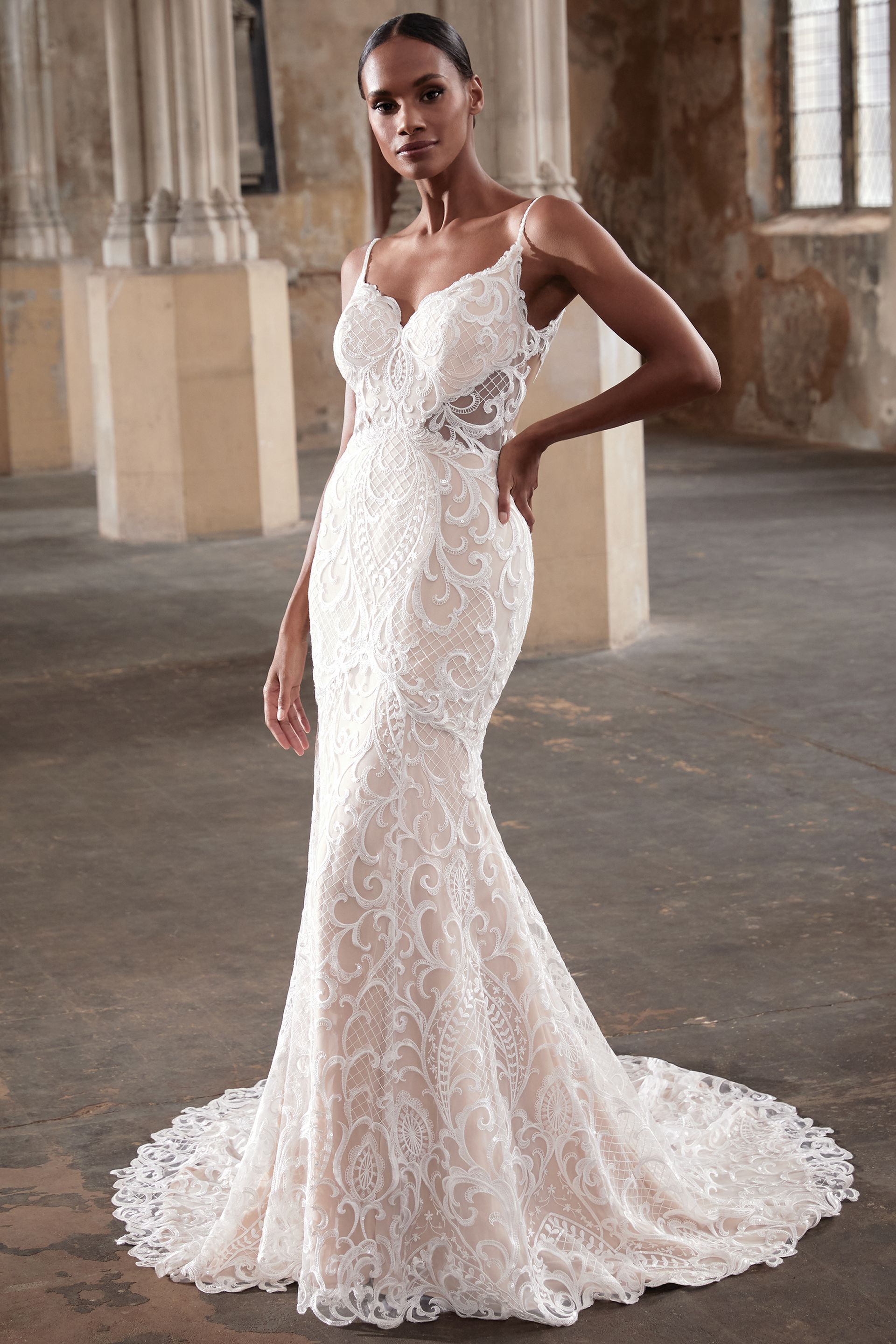abito da sposa con pizzo trasparente