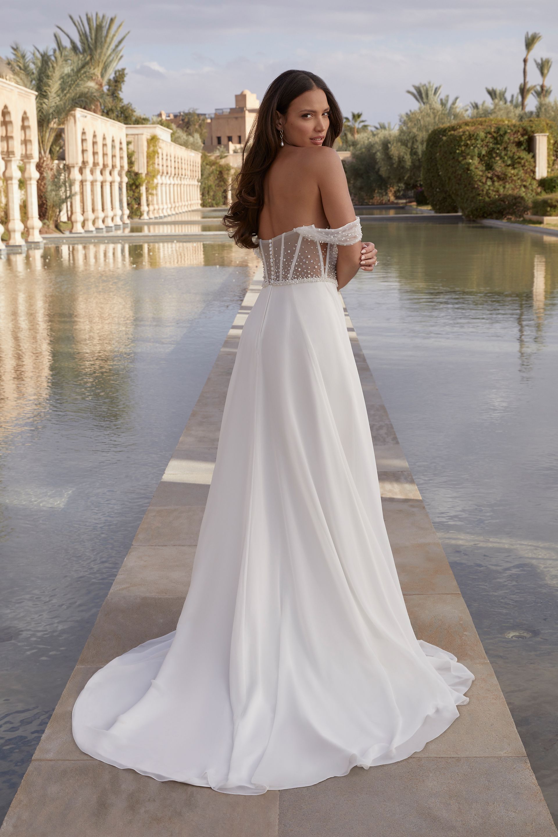 abito da sposa con spalline basse