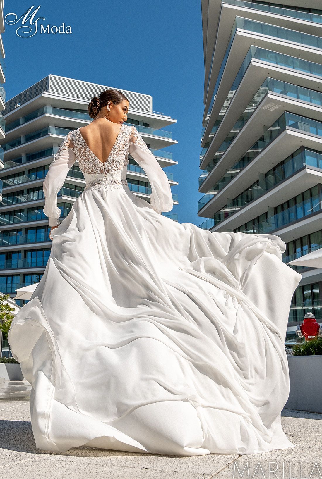abito da sposa con maniche attillate