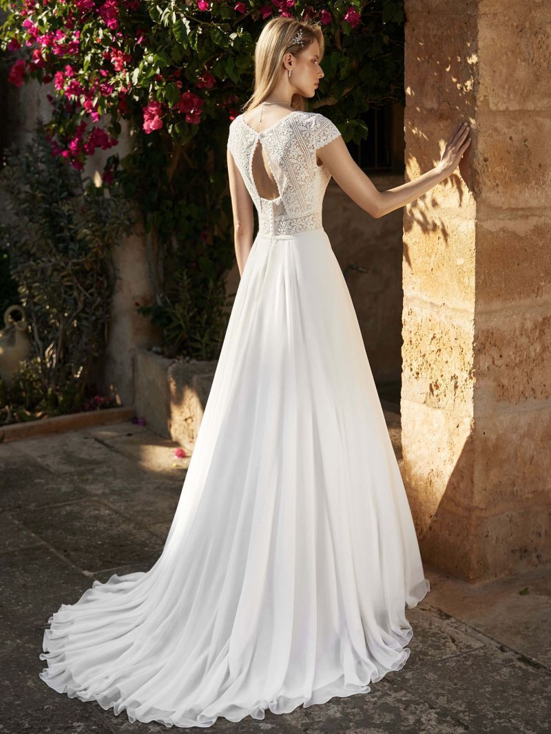 abito da sposa con chiusura a goccia
