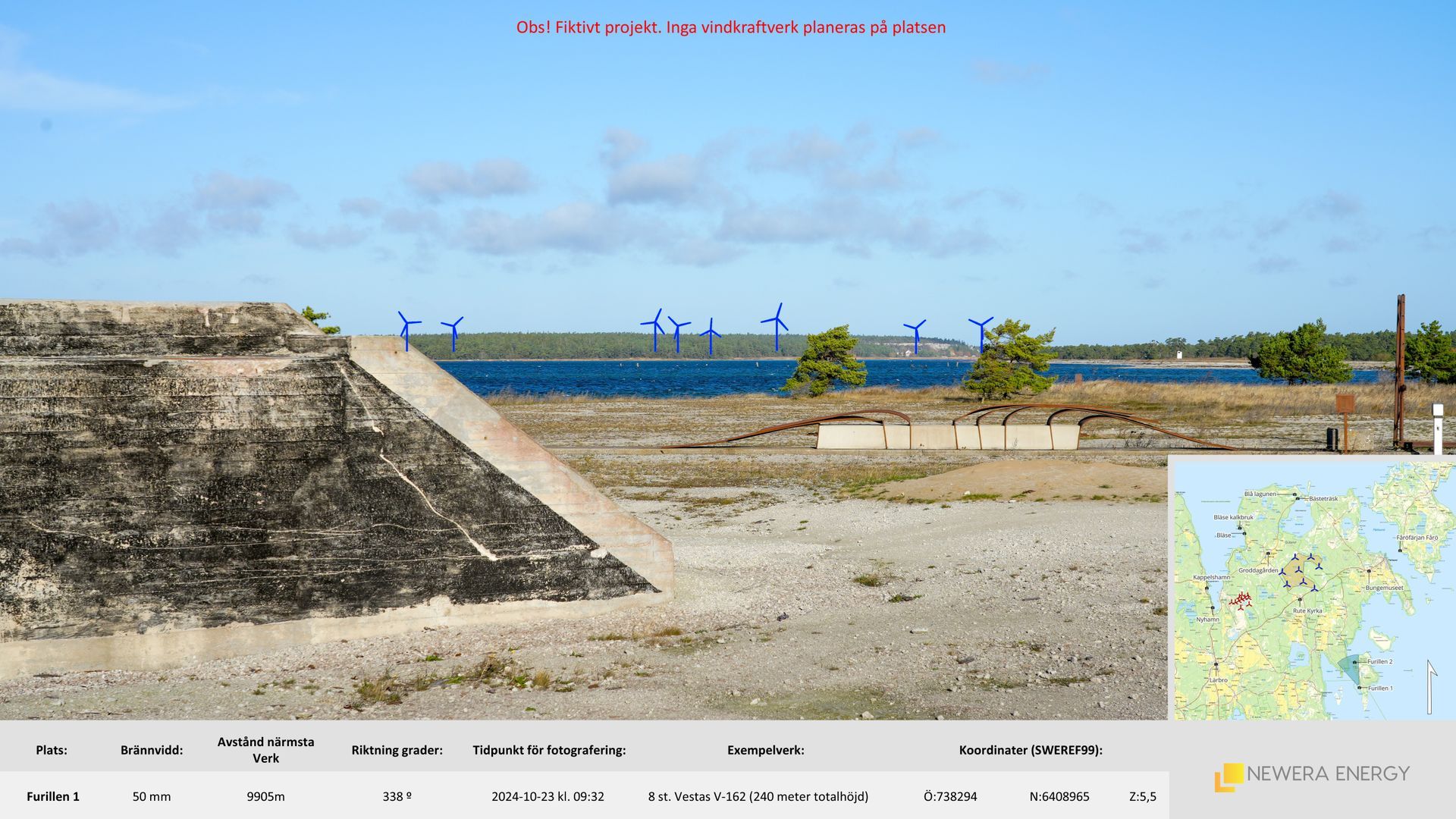 En betongbunker på en klippig strand med utsikt över en vik med avlägsna vindkraftverk, med en infälld karta över området.