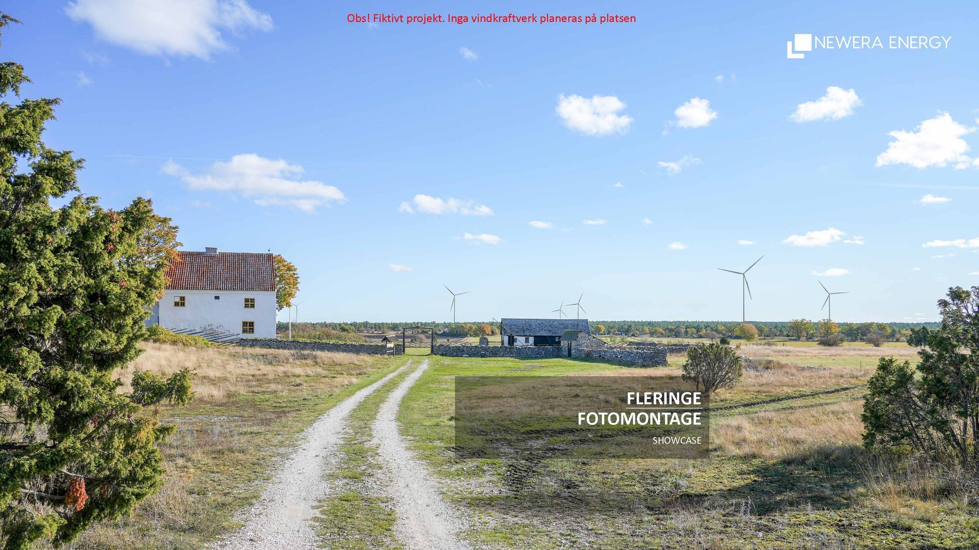 En grusväg leder mot ett vitt hus och en liten byggnad i ett gräsbevuxet, öppet landskap under en klarblå himmel.
