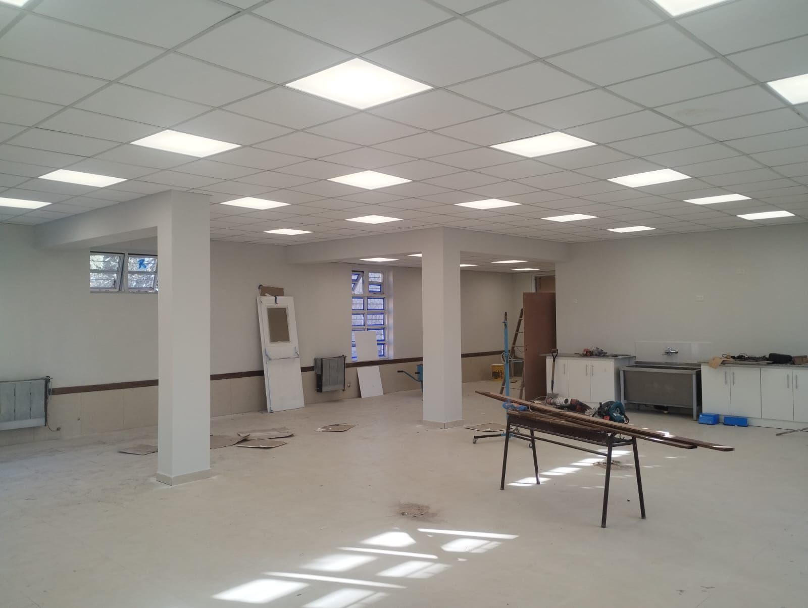 Oficina vacía y sin terminar con luces blancas en el techo