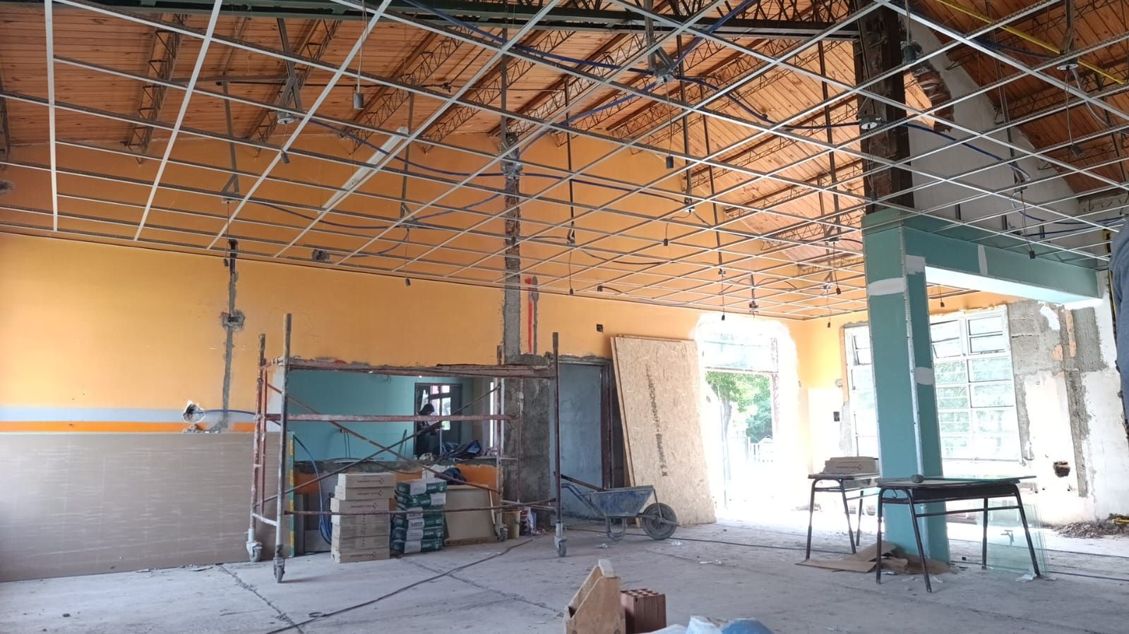 Interior parcialmente renovado con estructura de techo a la vista
