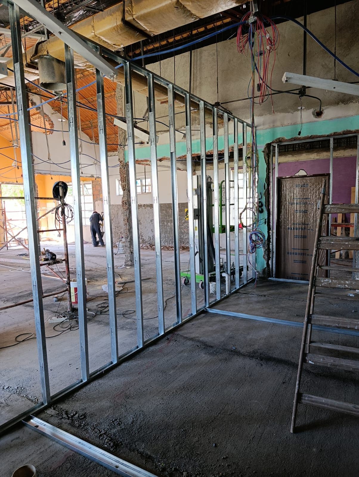 Interior de un edificio en renovación con montantes metálicos