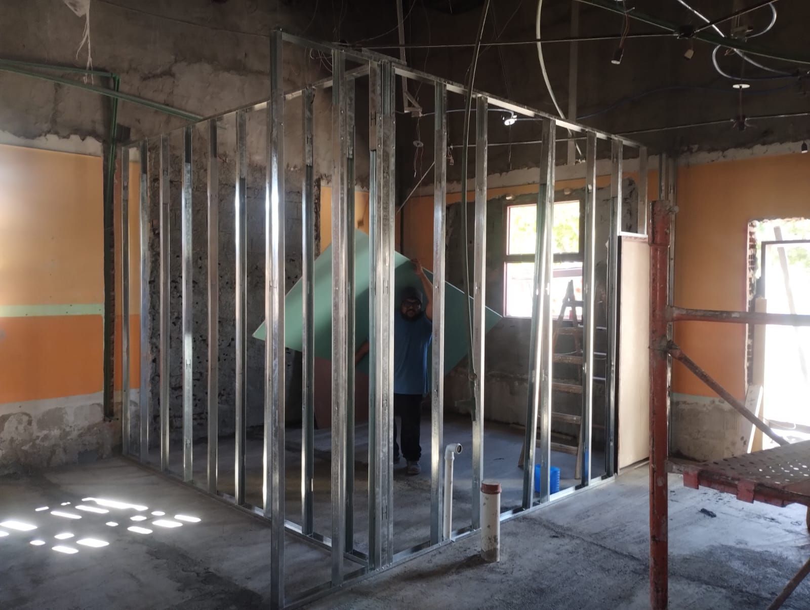 Interior en obras con estructura metálica en las paredes