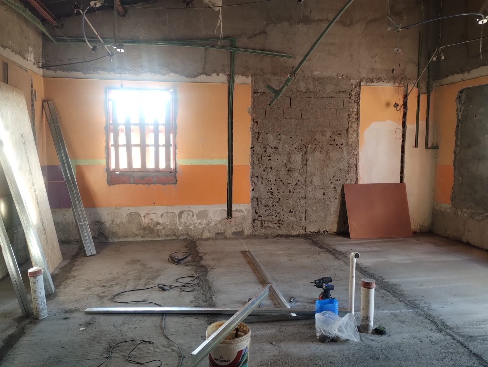 Habitación vacía y sin terminar, con paredes naranjas
