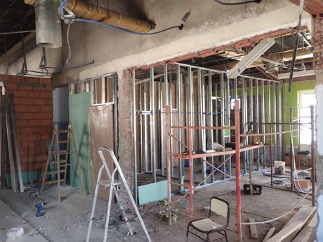 Obra en construcción interior con estructura expuest