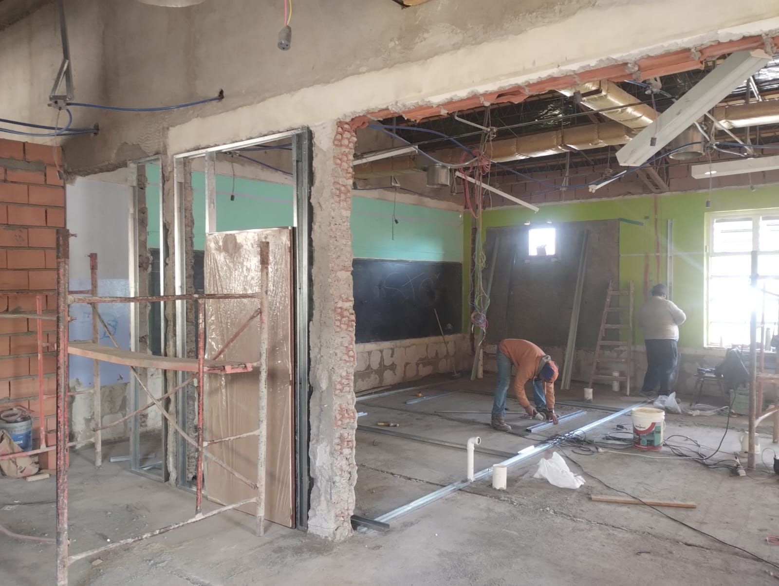 Interior de una obra en construcción con trabajadores