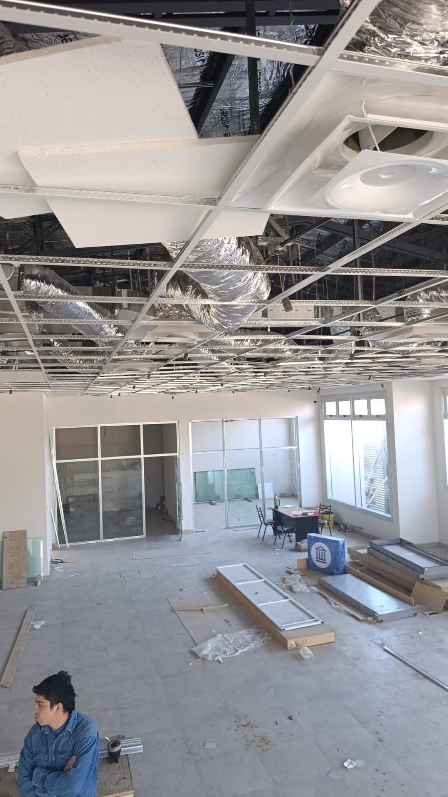 Interior de una habitación en obras con techo a la vista,