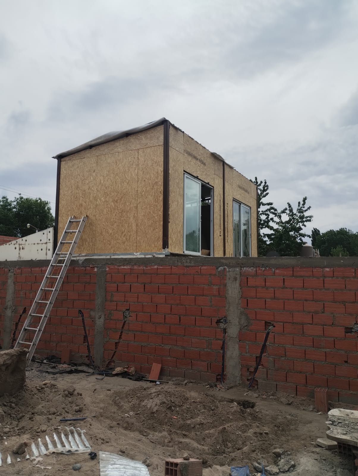 Estructura de ladrillo y madera parcialmente construida