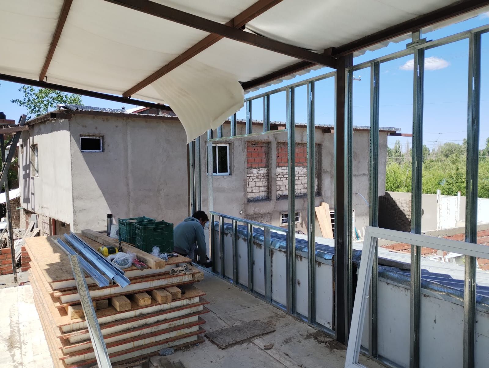 Obra en construcción con trabajadores levantando 