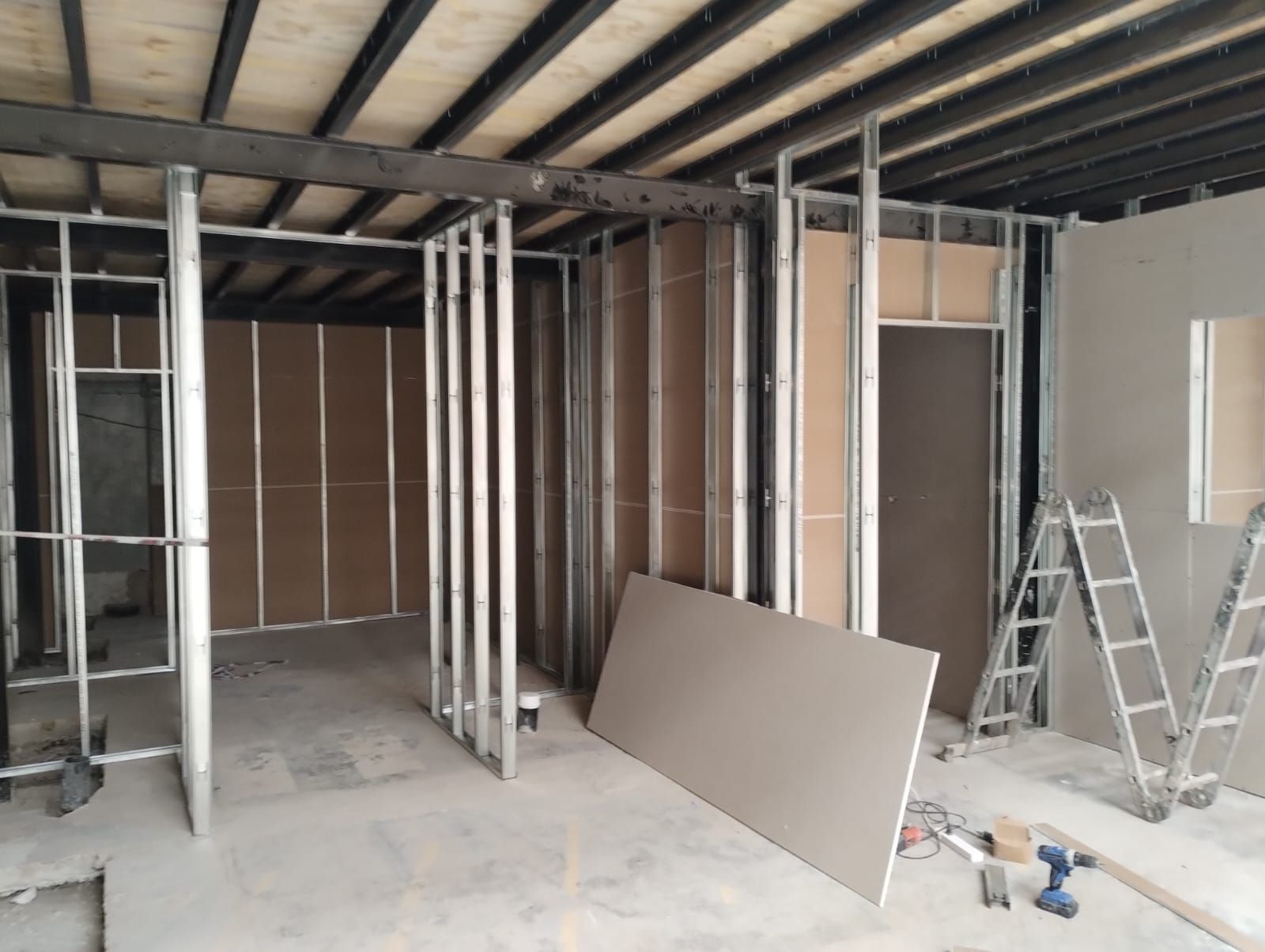 Interior de una habitación en construcción con la estructura