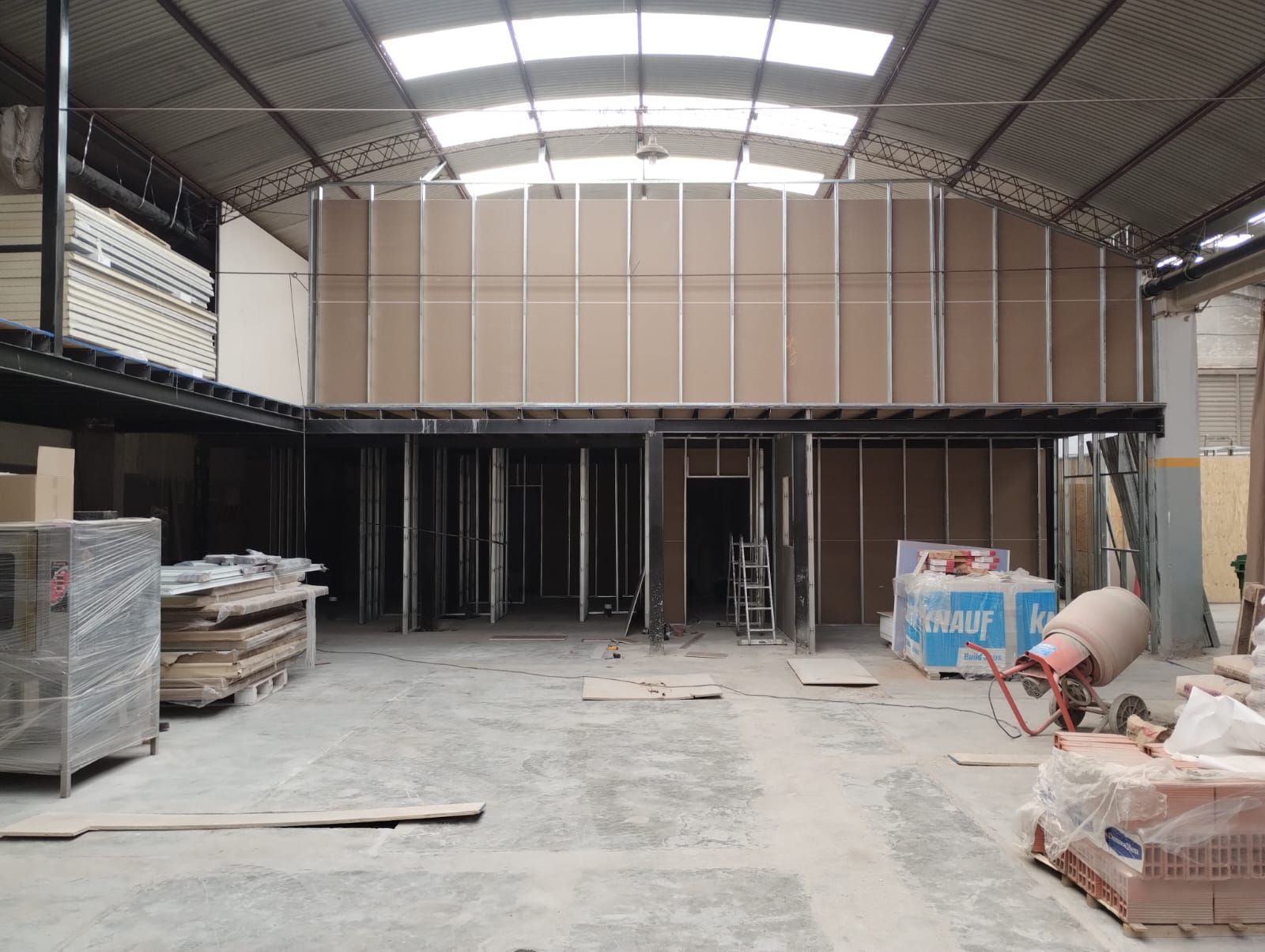 Interior vacío de un almacén con materiales de construcción
