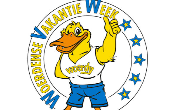 Cartoonachtige gele eendmascotte in een wit shirt en blauwe korte broek, zwaaiend naast de tekst 