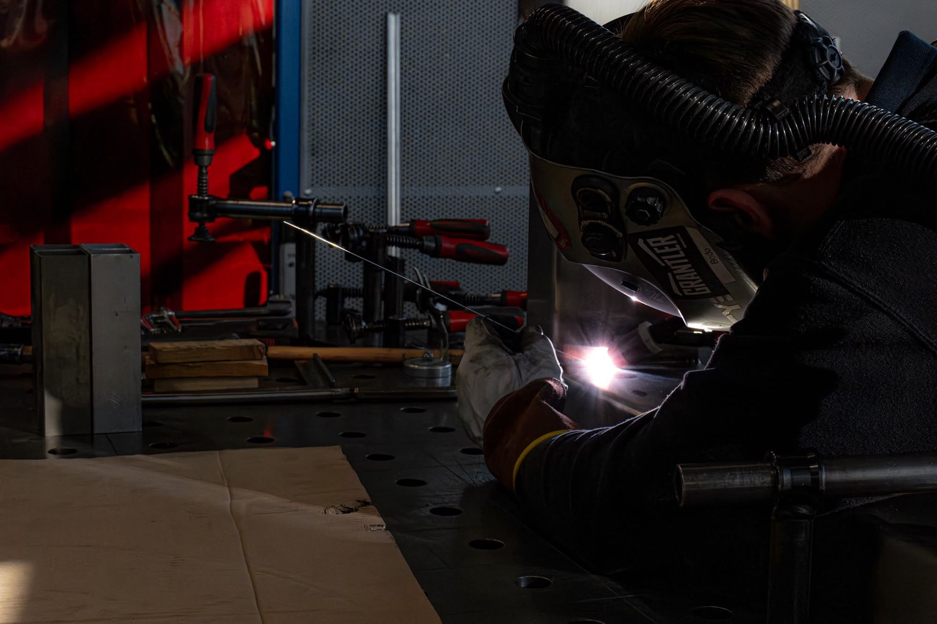 Mitarbeiter beim Lichtbogenschweißen in einer Metallwerkstatt
